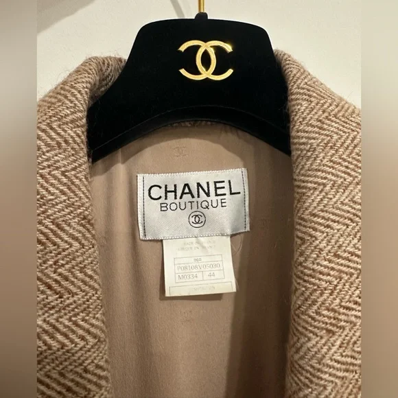 Chanel 1990s Women's Tan Herringbone Blazer and hanger - Picture 2 of 3